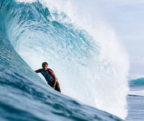 Alan Cleland inicia con fuerza el Tour Mundial de Surf 2025 en Hawái