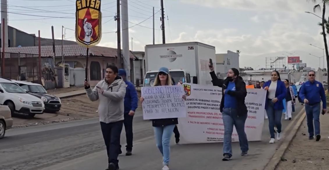 Protesta en Ensenada Exige Solución a Desabasto de Insumos y Adeudos Salariales en el IMSS-Bienestar