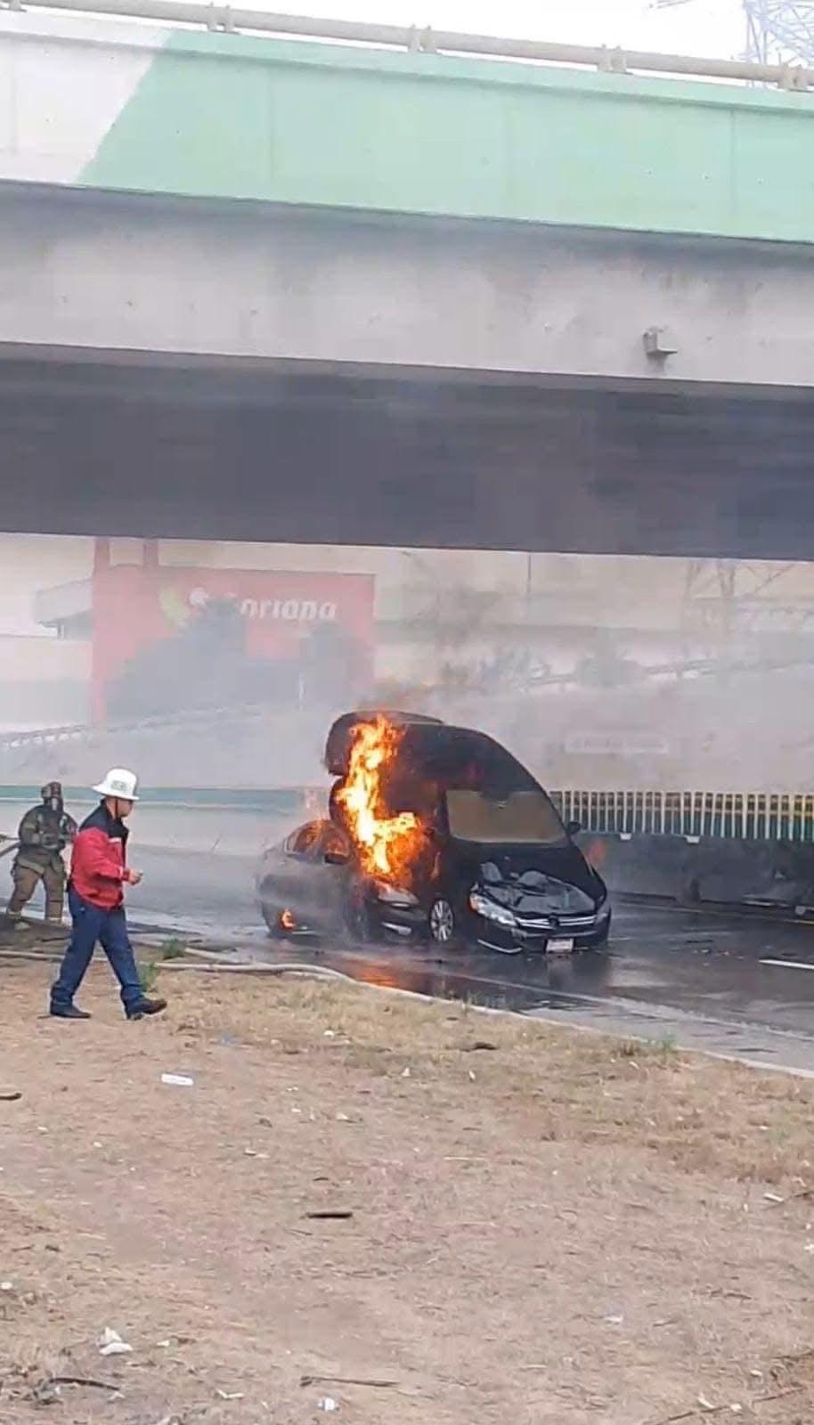 Choque por alcance en la carretera escénica termina con vehículos incendiados en Rosarito